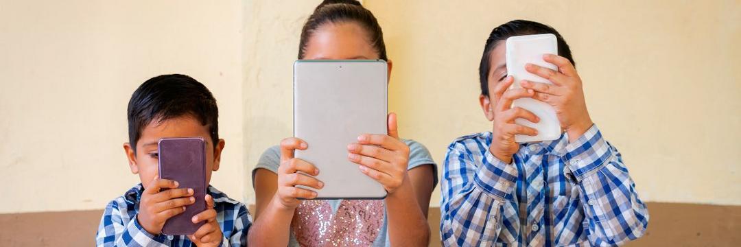 Pesquisa indica que pais de crianças não sabem como lidar com problemas gerados por uso de tablets e celulares