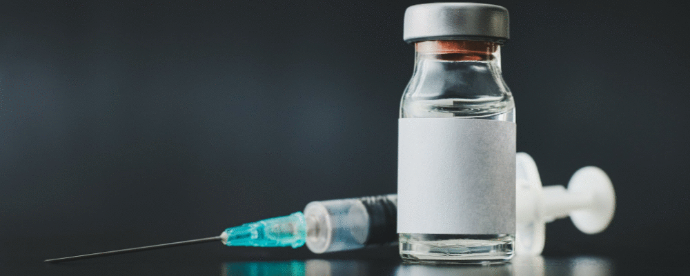 Quatro fatores que aumentam o risco de pessoas vacinadas adquirirem covid-19