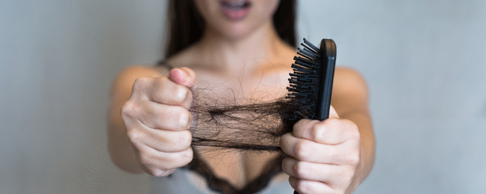 Mais da metade das mulheres na pós-   menopausa possuem queda de cabelo